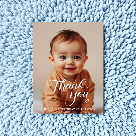 モダンミニマルな白いスクリプトの誕生日写真 サンキューカード