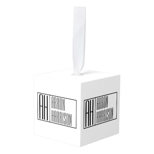 モダンミニマルイニシャルと名前ロゴ キューブオーナメント (正面アングル)