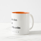 モダンミニマルシンプルはっきりしたスマイル歯医者ギフト ツートーンマグカップ (正面右)