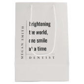 モダンミニマルシンプルはっきりした歯医者ギフト ミディアムペーパーバッグ (裏面)