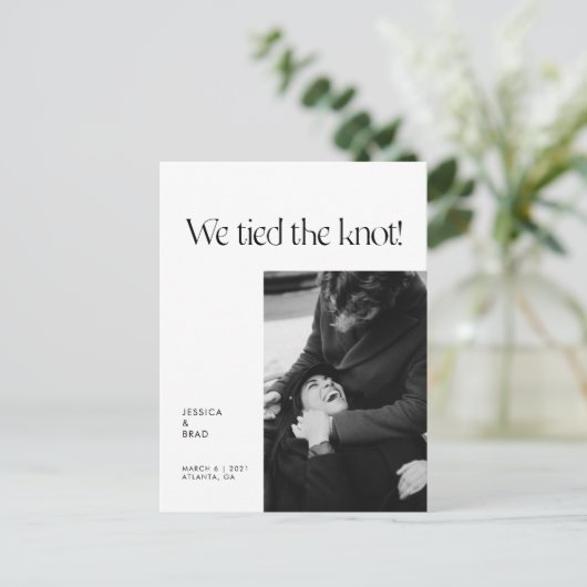 モダンミニマルタイポグラフィたった今結婚しました 案内ポストカード (スタンド正面)