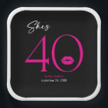 モダンミニマルピンクリップ四十誕生日 ペーパープレート<br><div class="desc">シックモダンで、この誕生日の正方形の紙プレートデザインは、"彼女は40"と宣言し、クラシックの黒と白と明るいホットピンクのアクセントを組み合わせ、唇のペアよくはしゃぐのペア。それはミニマルデザインは節目シンプルの誕生日の祝おもしろいのデザインである。Simple Farmhouse Pressによって作成。</div>