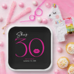 モダンミニマルピンク唇3誕生日 ペーパープレート<br><div class="desc">シックモダンで、この誕生日の正方形の紙プレートデザインは、"彼女は30"と宣言し、クラシックの黒と白と明るいホットピンクのアクセントを組み合わせ、唇のペアよくはしゃぐのペア。それはミニマルデザインは節目シンプルの誕生日の祝おもしろいのデザインである。Simple Farmhouse Pressによって作成。</div>