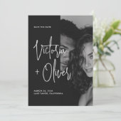 モダンミニマルブラックアンドホワイトスクリプトフォト セーブザデート (スタンド正面)