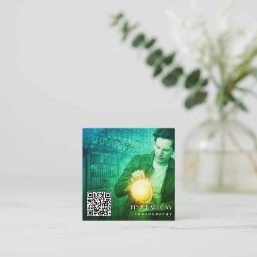 モダンミニマルプロフェッショナル撮影QRコード スクエア名刺 (スタンド正面)
