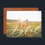 モダンミニマル葉1枚のフォトスクリプトエレガント シーズンポストカード<br><div class="desc">モダンミニマルFolids script classible エレガント holiday Christmasはがき。手のユ絵を描ーカリ、葉ミニマルとラタンのリースモダンは、このホリデーカー与えド豪華な豪華さ。上品な緑、茶色、灰色。</div>