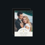 モダンミニマル金ゴールド写真結婚の セーブザデート<br><div class="desc">このシンプルお祝い写真Save the Date card for your's 結婚photo shine with simplicity.タイプライターモダンタイポグラフィは、金ゴールドに繊細なハートがアクセントを与え、あなたの写真をフレームお気に入りのし、この結婚の文房具はミニマルな両方が、しかし、そうエレガントなる。背面には、のサイトのURLなどの詳細な情結婚報の宇宙がある。これは黒い背景のバフォーマルージョンで感じす(自由にバックの色を自分のクリック「さらにカスタマイズの」でパーソナライズする)。</div>