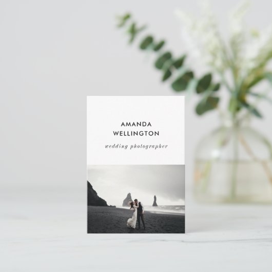 モダンミニマル モノクロ写真1枚入り縦型 名刺 (スタンド正面)