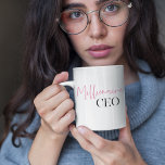 モダンミニマルCEO |ピンクとブラック コーヒーマグカップ<br><div class="desc">「Millionaire CEO」モダンの紹介 | Pink and Black"コレクション！ピンクとブラックの組み合わせ独占的で、文字「百万長者CEO」の魅惑的なデザインを特徴とする私たちの製品でお洒落、あなたのスタイルを高め、力強い声明を作る。</div>