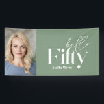 モダンミニマルSage Green写真50th birthday 横断幕<br><div class="desc">ミニマルモダンシンプルタイポグラフィセージ緑と白50歳の誕生日の写真パーティーバナー。コレクションのコンテンポラリー一部。</div>