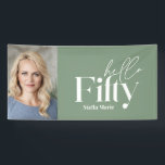 モダンミニマルSage Green写真50th birthday 横断幕<br><div class="desc">ミニマルモダンシンプルタイポグラフィセージ緑と白50歳の誕生日の写真パーティーバナー。コレクションのコンテンポラリー一部。</div>