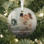 モダンメリーBright スタイリッシュ Family Photo ガラスオーナメント<br><div class="desc">あなた自身のシンプルを作成しエレガントて、まだタイポグラフィの家族のガラスのオーナメント.あなたのクリスマスの挨拶のための完璧な思い出の思い出のオーナメントは永遠に捕ら保れた瞬間に。このシックユニークなオーナメントはエレガント、ボタンの上でカスタマイズ可能な家族の名前と年の優れたタイポグラフィを持つ"パーソナライズされた"とクリック.ブラッシュストロークと大きな書メリー字で明るく。また、写真はカスタマイズ可能なので、家族の写真で前後に変更できる。それを掴んで良い時間を持って保いて、瞬間を思い出す。</div>