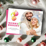 モダンメリーBright Photo Christmas Cards シーズンカード<br><div class="desc">このマモダンゼンタクリスマスカードデザインは、私のオリジナルの水の色の休日のオーナメントをピンの色合い、緑鮮やか、赤の色合いで特色にする。「メリー&ブライト」という言葉は白い背景に伝統的セリフのタイプでエレガントに表示されシンプル、デザインを完全に補完する。このカスタマイズテンプレートユニーククリスマスカードは、お客様の言葉と1枚の写真オプションを備え、家族、婚約、ペットをアーチのレイアウトで展示するのに最適なスタイリッシュものです。カードの裏にはピンクがかった赤のコーディネートが施されている。値の一括オーダー素晴らし。大規模なオーダーに対して価格分岐を使用できる。www.zazzle.com/dotellabelleで、よりミニマリストとユニーククリスマスカードデザインを探索する。</div>