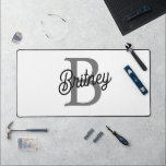 モダンモノグエレガントラム名ブラックグレースクリプト デスクマット<br><div class="desc">モノグラモダンム名ブラックグレースクリプトマウスパッドは、あなたのワークスペースのためのシックで機能的なアクセサリーである。スクリプトお洒落フォントにモノグラムと名前を付けパーソナライズされたた黒とグレーのデザインを搭載しエレガント、このマウスパッドは洗練されたtouchをデスクに追加する。作業環境の向上、スムーズなマウス移動、セットアップへのパーソナルtouchの追加に最適。オフィスでも自宅でも、このマウスパッドはスタイルと実用性を兼ね備えている。特定のもしデザインアイディアを持っているか救済、カスタマイゼーションを必要としているだけ教えて!</div>