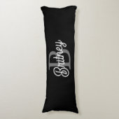 モダンモノグエレガントラム名ブラックグレースクリプト ボディピロー (正面縦)