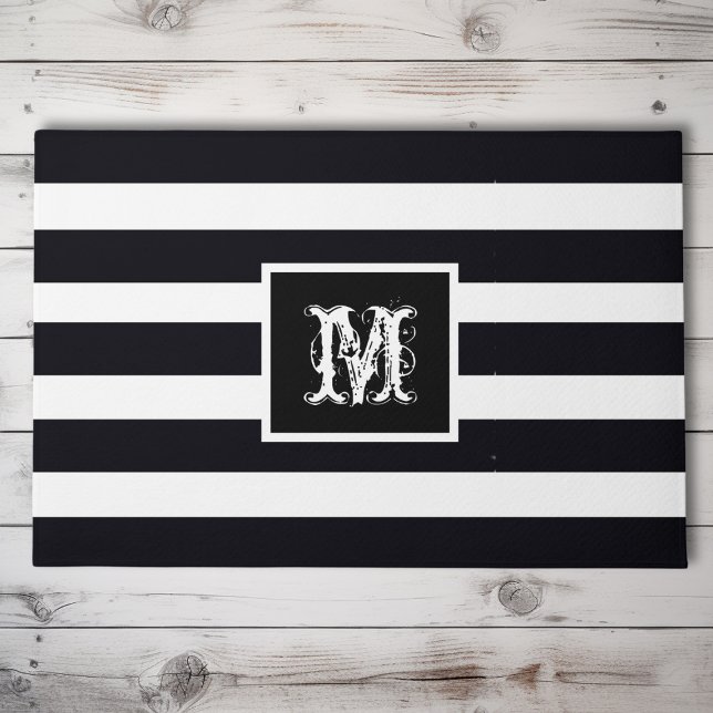 モダンモノグラムのイニシャルエレガント白黒 ドアマット (A classic, modern front doormat. Monogrammed initial on an elegant black & white striped background.)