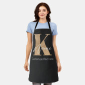 モダンモノグラムのイニシャル名パーソナライズされた エプロン (着用した状態)