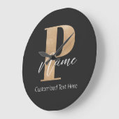 モダンモノグラムのイニシャル名パーソナライズされた ラージ壁時計 (傾斜)