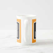 モダンモノグラムのイニシャル | 白黒&オレンジ ボーンチャイナマグカップ (裏面)