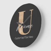 モダンモノグラムのイニシャルU名パーソナライズされた ラージ壁時計 (傾斜)