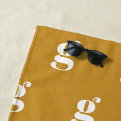 モダンモノグラムイニシャルレターマスタードパターン ビーチタオル (インサイチュ)