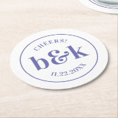 モダンモノグラムミニマルイニシャルパープル結婚ズ ラウンドペーパーコースター (アングル)