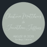 モダンユエレガントーカリ結婚ス ラウンドシール<br><div class="desc">白いモダン文字とユエレガントーカリの緑の背景を特徴とするシシンプルステッカーとイベントまたはステッカー。カップルの名前はスクリプトフォントに印刷される。日付結婚と場所は以下に記載する。</div>