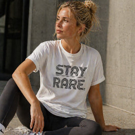 モダンラインタイポグラフィーTシャツ「Stay Rare」 Tシャツ