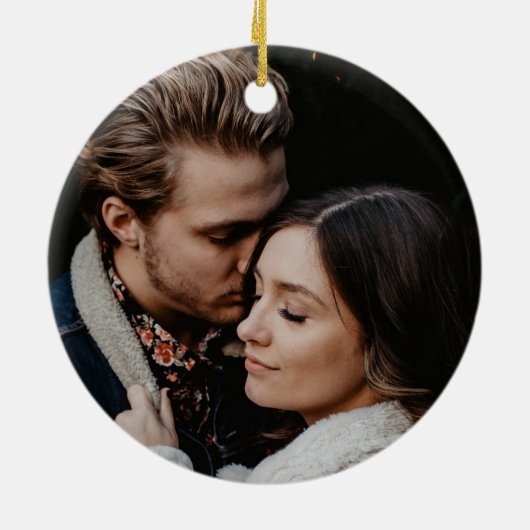 モダンリースフォト初めてのクリスマス婚約した セラミックオーナメント (裏面)