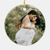 モダンリース写真初めてのクリスマス結婚した セラミックオーナメント (裏面)