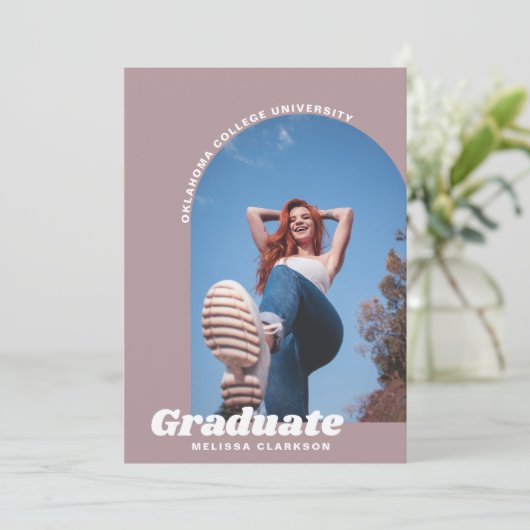 モダンレトロダスティピンクはっきりしたフォトアーチ卒業 招待状 (スタンド正面)