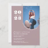 モダンレトロダスティピンクはっきりしたフォトアーチ卒業 招待状 (裏面)