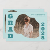 モダンレトロティール（緑がかった色）はっきりしたタイポグラフィ写真卒業 招待状 (正面/裏面)