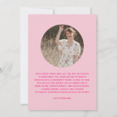 モダンレトロピンクタイポグラフィ写真卒業 案内状 (裏面)