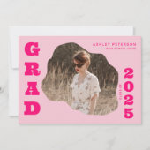 モダンレトロブロブピンクタイポグラフィ写真卒業 招待状 (正面)