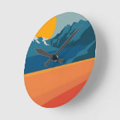 モダンレトロマウンテンランドスケープ鮮やか – 赤と ラウンド壁時計 (傾斜)