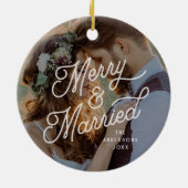 モダンレトロメリーと結婚した写真はっきりしたScript セラミックオーナメント (裏面)