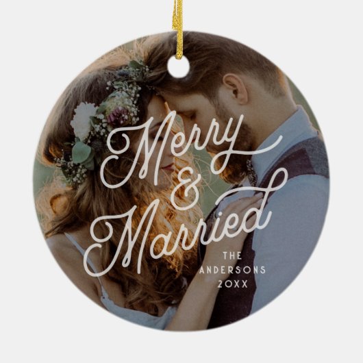 モダンレトロメリーと結婚した写真はっきりしたScript セラミックオーナメント (裏面)