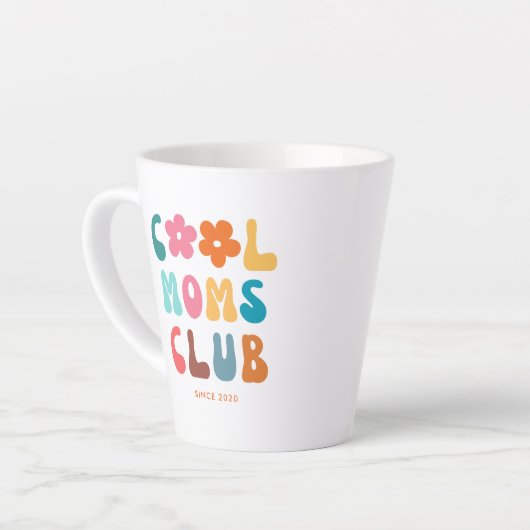 モダンレトロモムスクールクラブヴィンテージグルーヴィデイジー カフェラテマグ (左アングル)