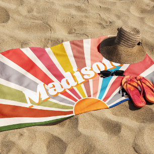 モダンレトロ名前をカスタムするおもしろいヴィンテージレインボー ビーチタオル
