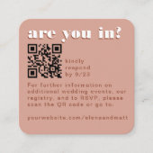 モダンレトロ淡い色のテラコッタRSVP QRコードカード エンクロージャーカード (正面)