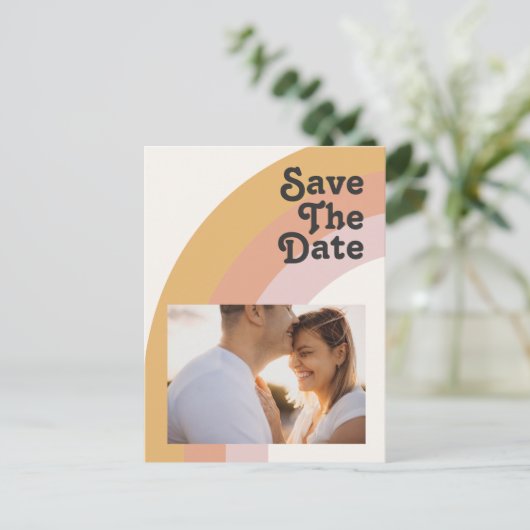 モダンレトロ70年代虹色写真Save The Date インビテーションポストカード (スタンド正面)