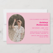 モダンレトロ ブロブ ピンク タイポグラフィー フォト 卒業 招待状 (裏面)