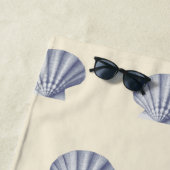 モダンヴィンテージネイビーブルーオンベージュクリーム ビーチタオル (インサイチュ)