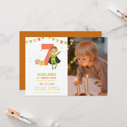 モダン任意の年齢スーパーヒーロー男の子の誕生日 招待状 (正面/裏面インサイチュ)