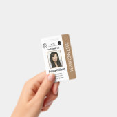 モダン企業のパーソナライズされた従業員のブラウンID バッジ (手持ち)