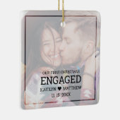 モダン初めてのクリスマスの婚約した色あせた写真 セラミックオーナメント (右)