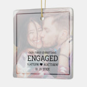 モダン初めてのクリスマスの婚約した色あせた写真 セラミックオーナメント (左)