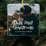 モダン初めてのクリスマスの結婚写真 セラミックオーナメント<br><div class="desc">この写真モダンオーナメントコレクションのタイポグラフィ。お前のカスタマイズ写真と一緒にお気に入りの。また、好みに合わせてフォントの色を簡単に変更できる。</div>