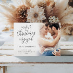 モダン初めてのクリスマス婚約したオーバーレイ シーズンカード<br><div class="desc">モダン初めてのクリスマス婚約したフォトオーバーレイ。デジタルおよび印刷で利用可能。特に幸せなカップルの祝婚約後の初めてのクリスマスに完全にカスタマイズ可能なデザイン。ヘッダー文字用の美しい書道スクリプト。あいさつ文と名前で簡単にパーソナライズし、サンプル写真を自分の写真に置き換える。グラデーションのオーバーレイ層は写真の上にあり、文字の一部を上に重ねて中央に到達するとフェードアウトする。</div>
